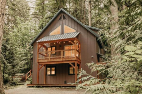 69SL - Upscale - Hot Tub - Wi-Fi - BBQ - Sleeps 8 cabin